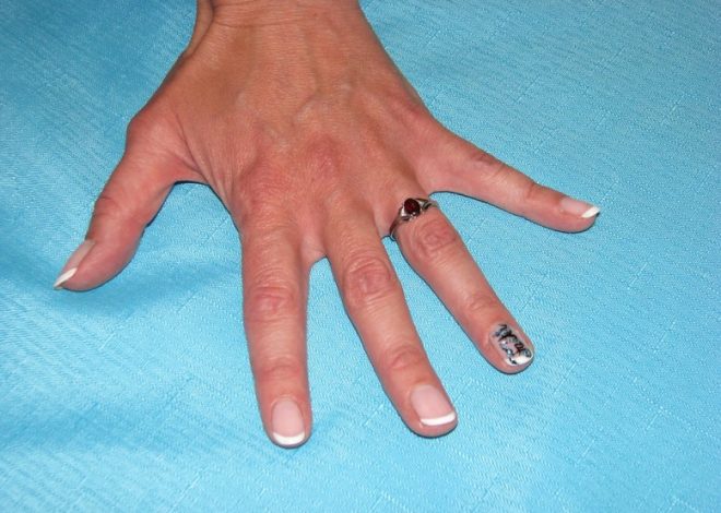 DIY Moisturizing Nail Soak Strengthens Winter Nails