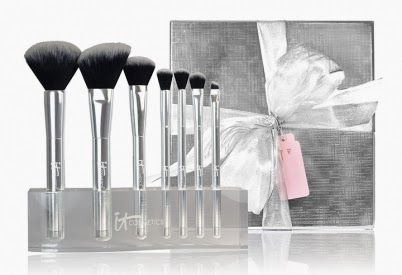 I Know What Gift She Would Like–IT Cosmetics Heavenly Luxe 7-Piece Micro-Airbrush Blurring Brush Collection With Stand (Review)