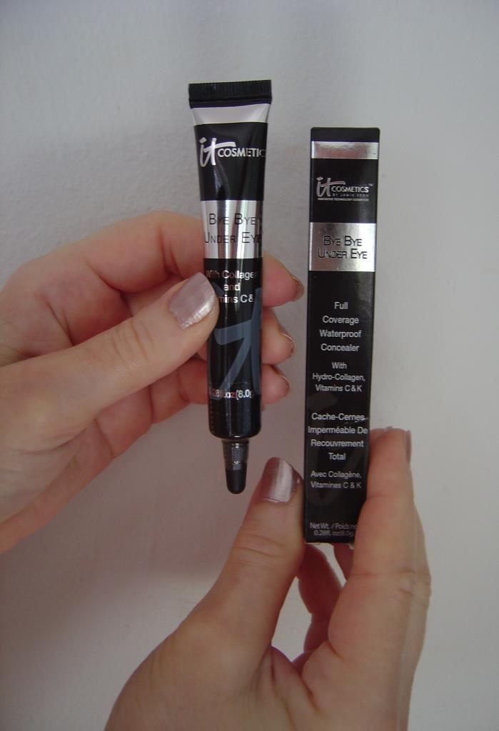 Review + Swatches: IT Cosmetics Bye Bye Under Eye Concealer (Neutral Medium) and NEW Heavenly Luxe Magic Eraser #15 Brush