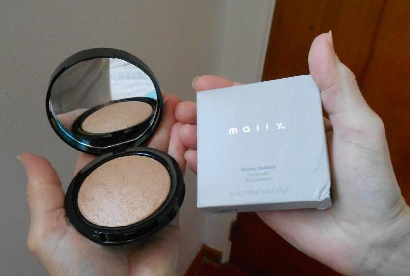 Mally Beauty Glowing Goddess Luminizer and Stippling Brush for Enviable Skin