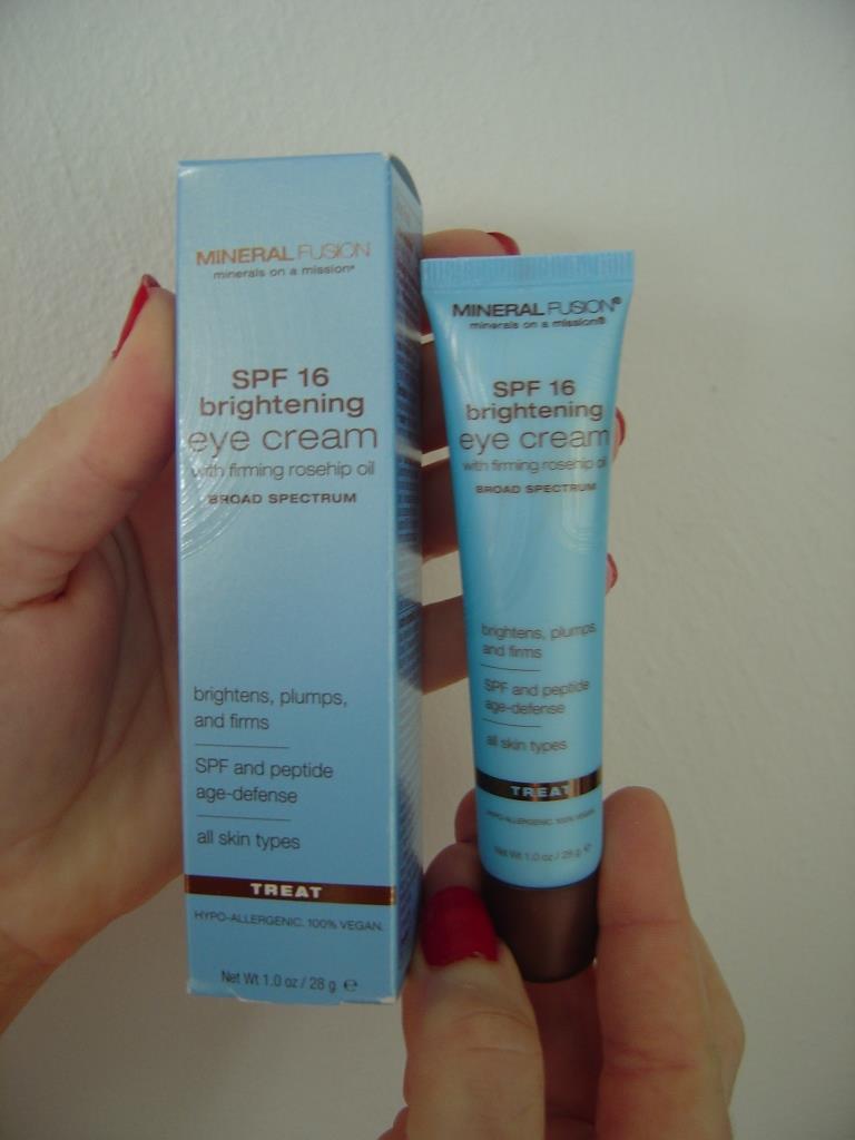 Eye Cream Review: Mineral Fusion SPF 16 Brightening Eye Cream for Under Eye Darkness