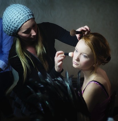 How to Avoid a Chalky Finish Using Loose Translucent Powder