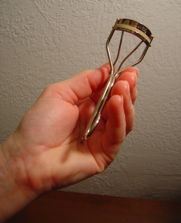 How to Get the Best Lashes From Your Eyelash Curler