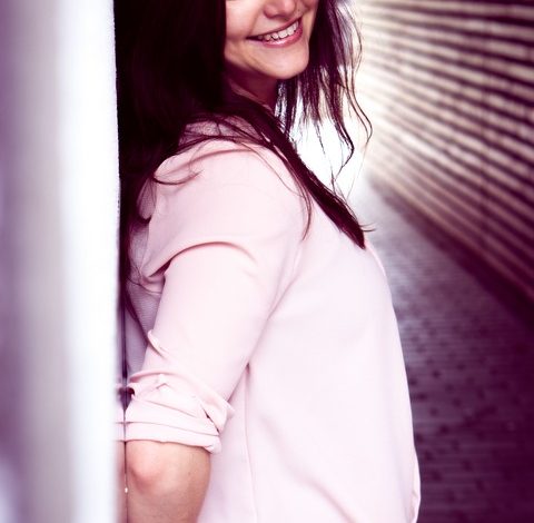 How to Look Better When You Pose for Holiday Photos