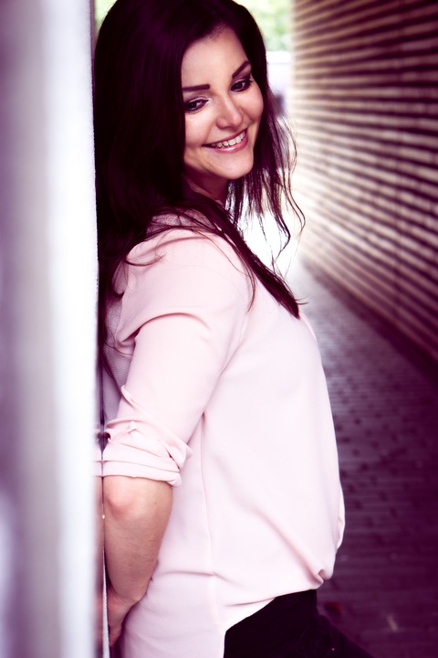 How to Look Better When You Pose for Holiday Photos